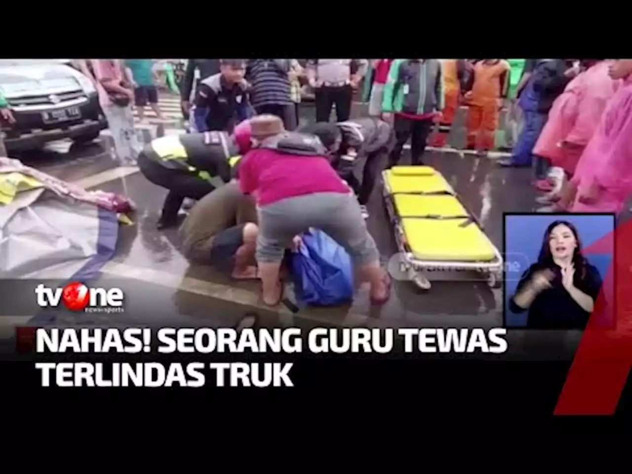 Pengendara Motor Terlindas Truk dan Tewas Mengenaskan usai Tergelincir - tvOne