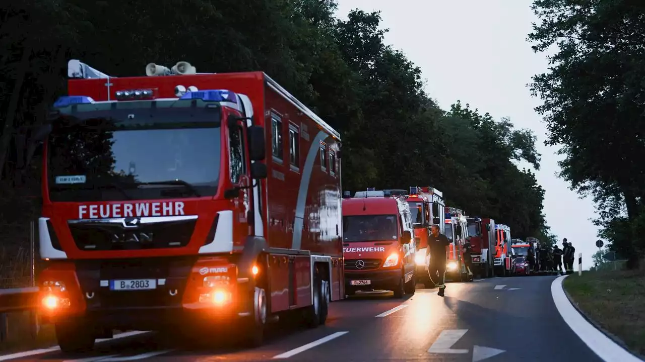 Kampf gegen die Flammen - Avus noch gesperrt