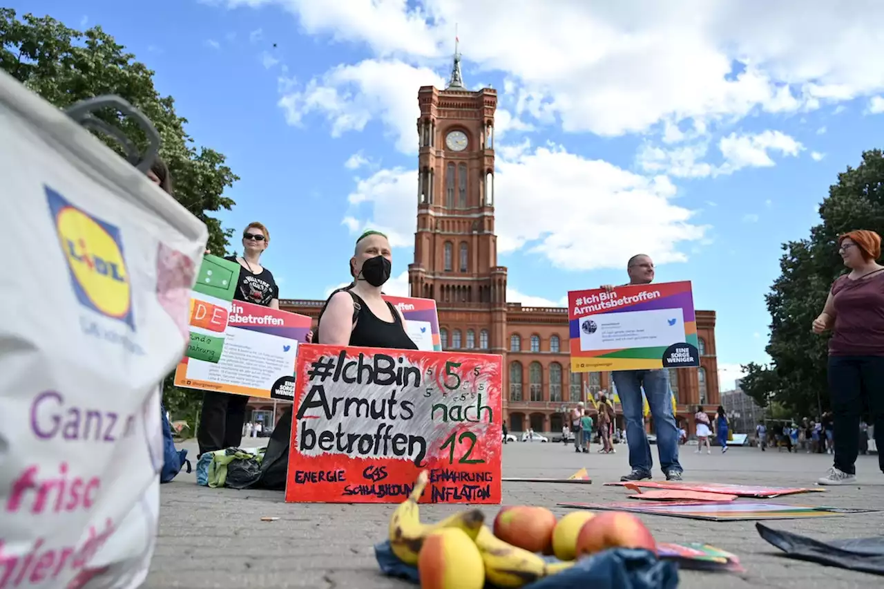 Von Twitter auf die Straße: Armutsbetroffene demonstrieren in Berlin