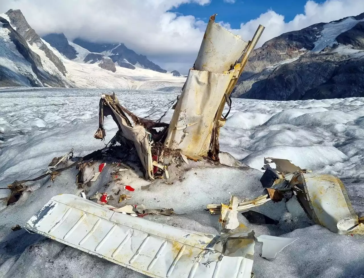 Schweizer Gletscher gibt nach 54 Jahren Flugzeugwrack frei