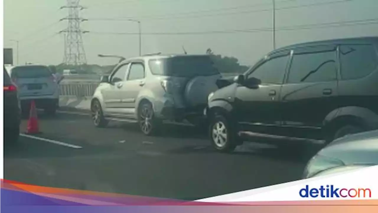 6 Mobil Kecelakaan Beruntun di Tol Layang MBZ, Lalin ke Cikampek Macet