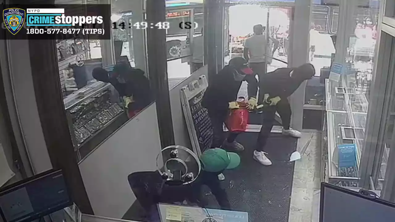 Video: Bronx smash-and-grab thieves steal $2M in jewelry from store