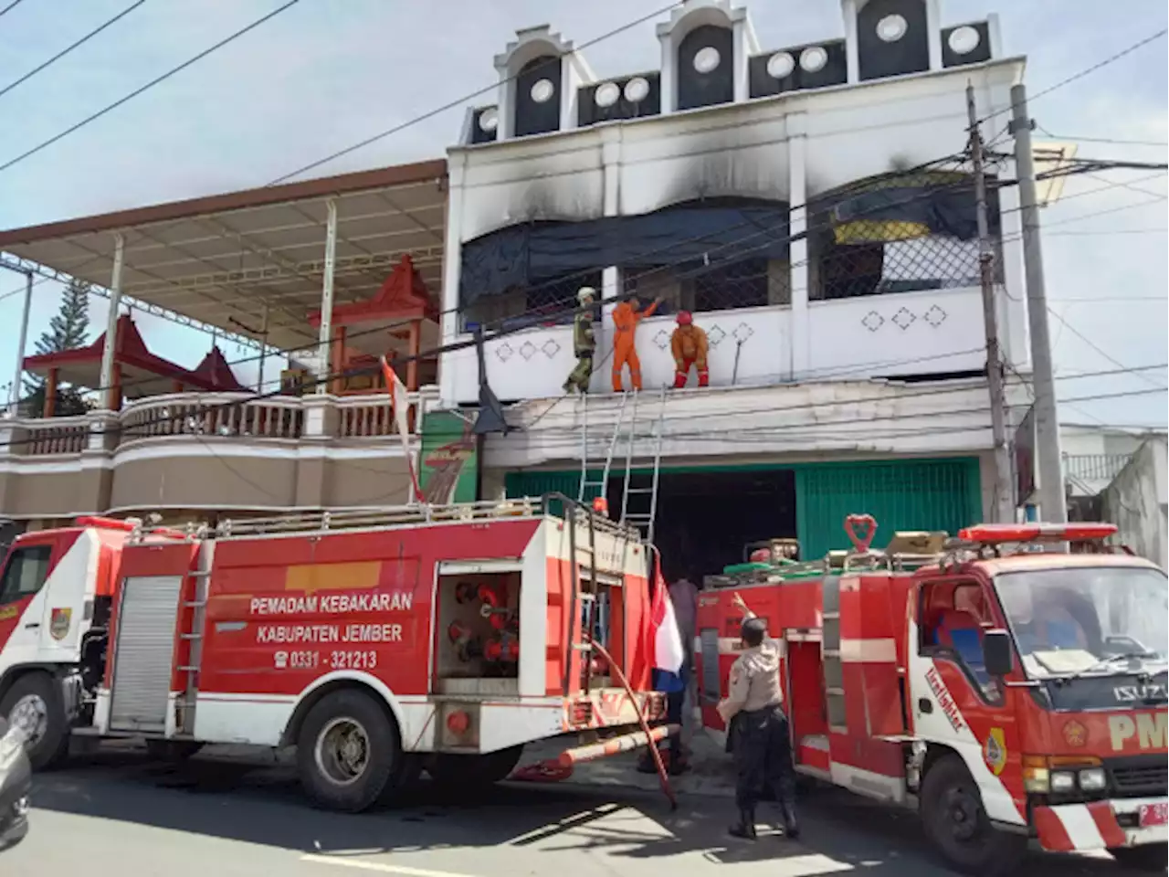 Toko Kain Belakang Polres Jember Terbakar, Penyebnya Belum Diketahui i