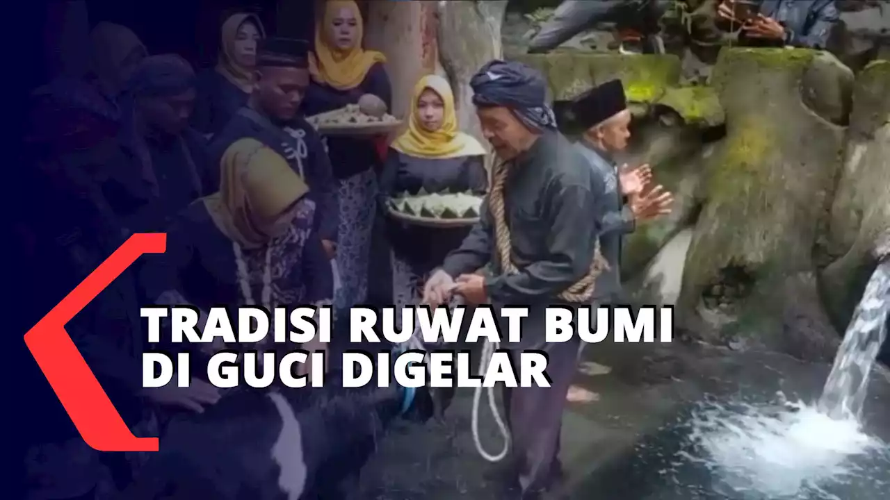 Tradisi Ruwat Bumi Berebut Gunungan Digelar