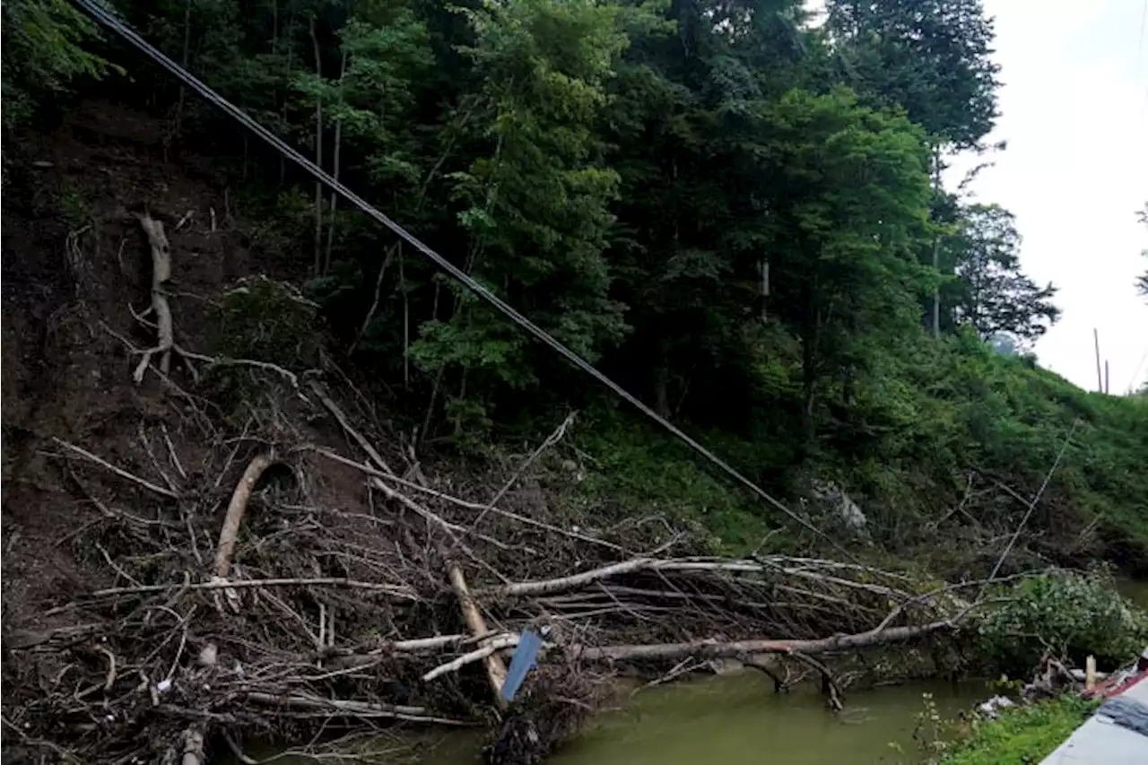 Kentucky flood survivors turn to grim task: Burying the dead