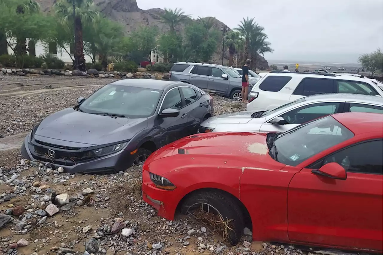 Flash floods strand 1,000 people in Death Valley