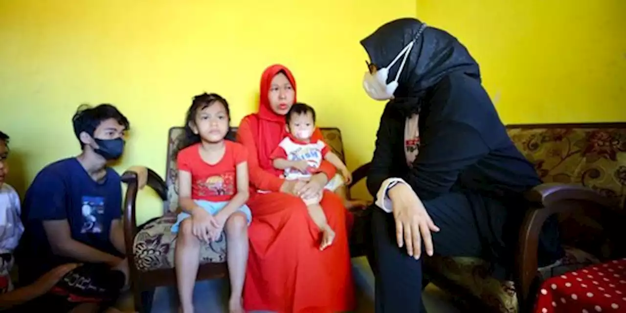 Dicurhati Ibu Single Parent, Bupati Ipuk Beri Solusi Anak Putus Sekolah | merdeka.com