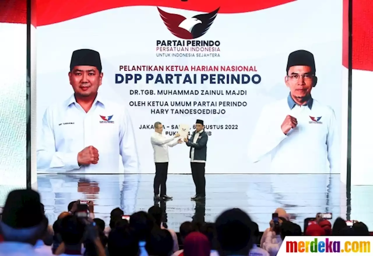 Foto : Hary Tanoesoedibjo Lantik TGB Zainul Majdi Jadi Ketua Harian Perindo | merdeka.com