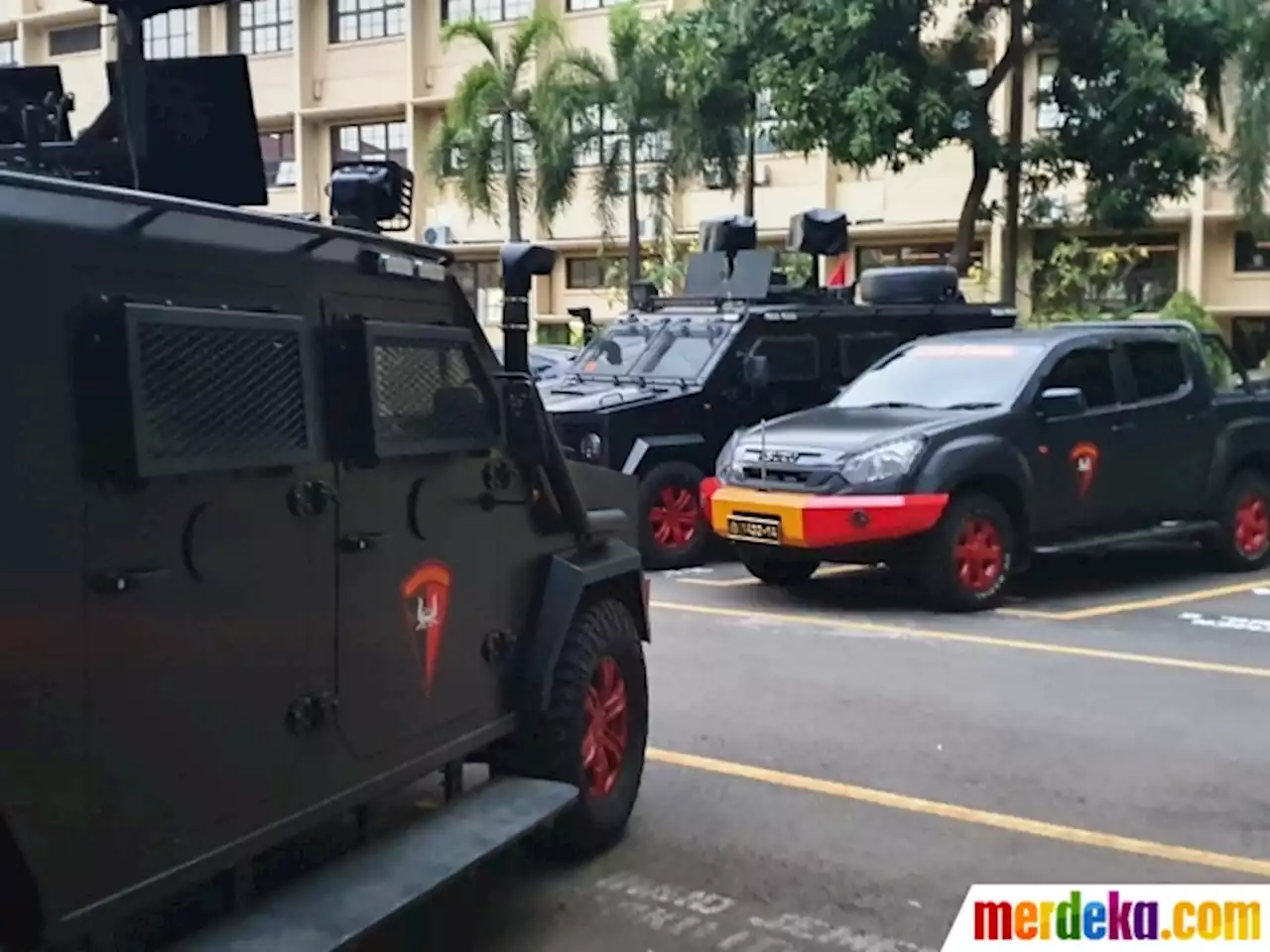 Foto : Momen Pasukan Brimob dan Mobil Taktis Amankan Gedung Bareskrim | merdeka.com