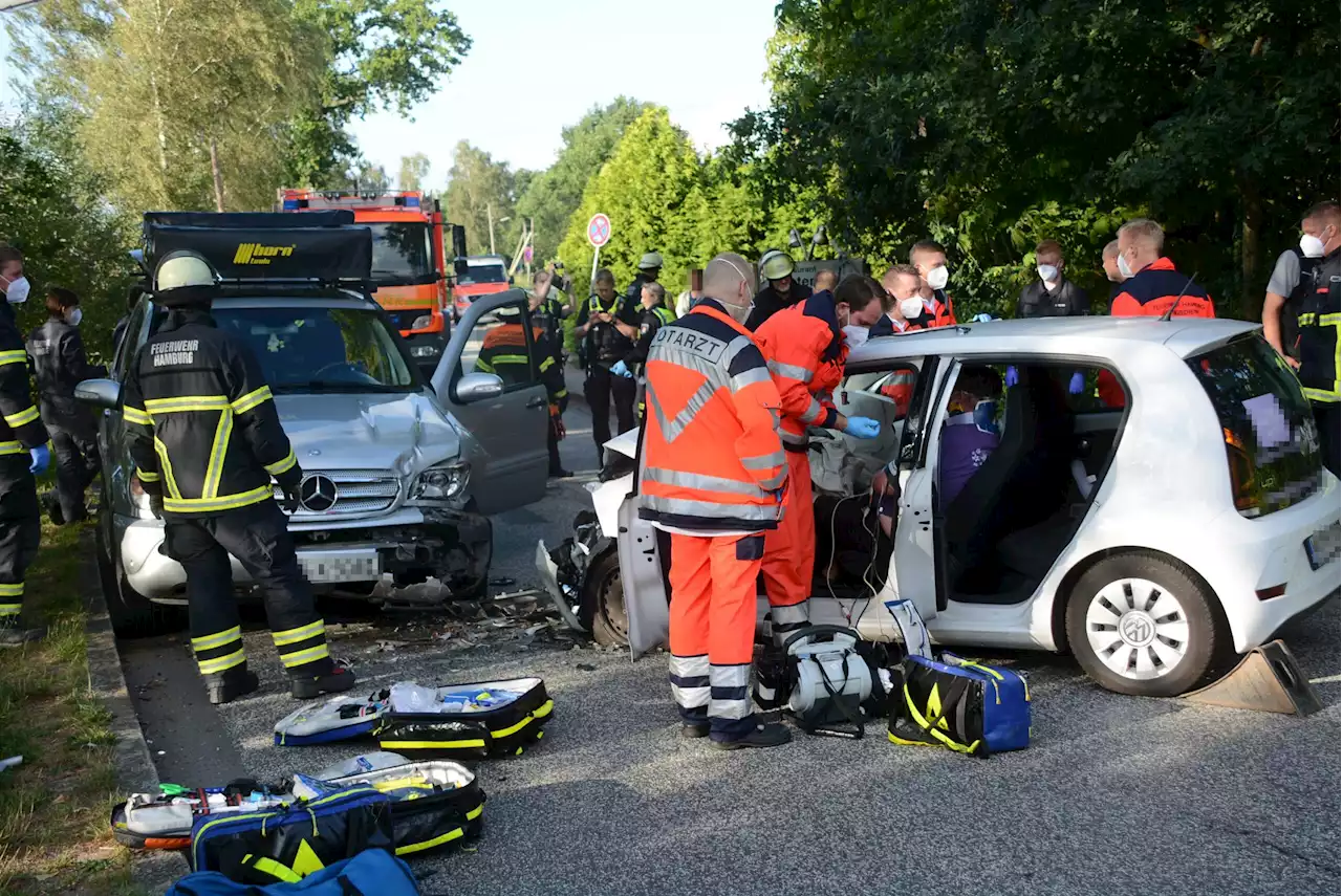 Frontalcrash in Hamburg – zwei Menschen schwer verletzt