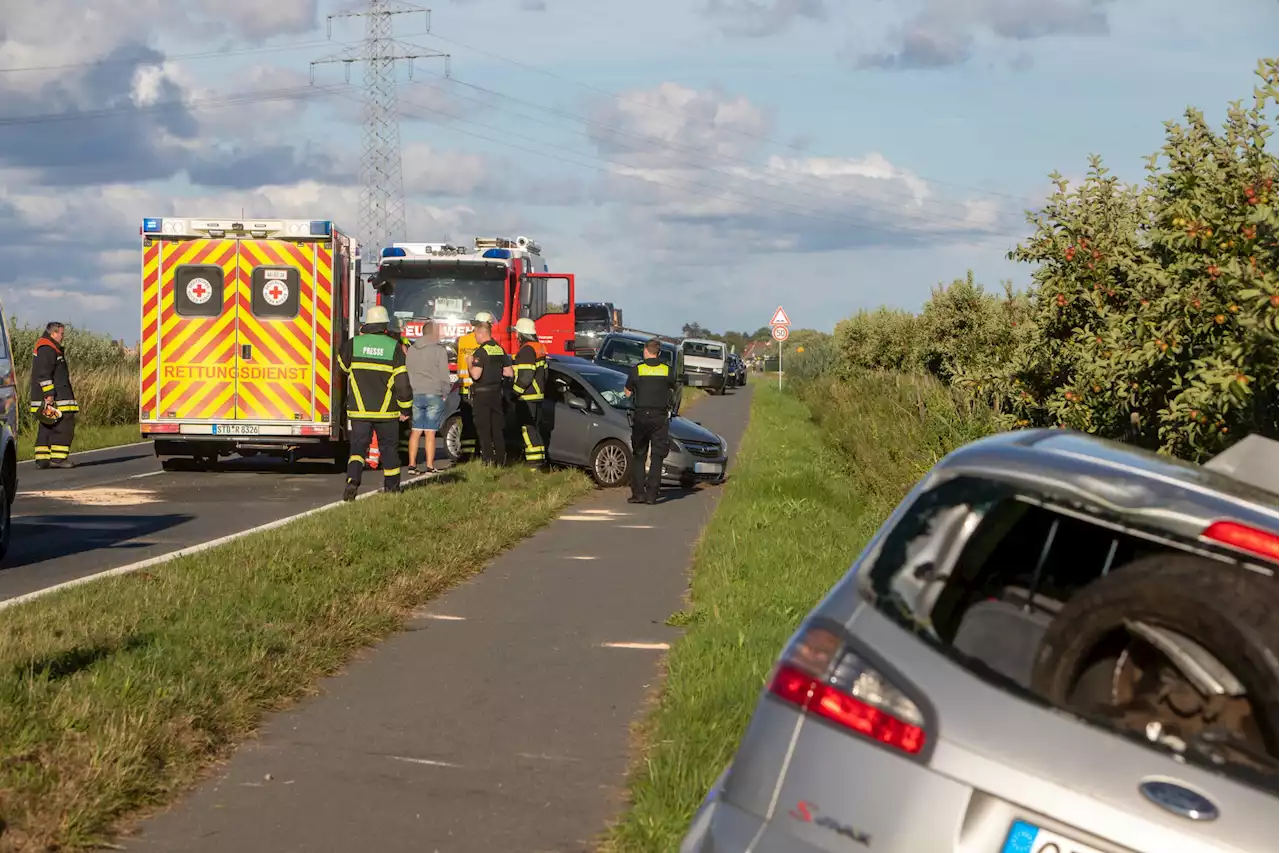 Schwerer Unfall auf Landstraße bei Hamburg – vier Verletzte, darunter Kinder