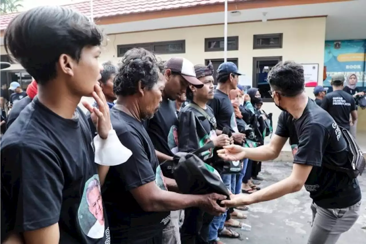 Aksi Relawan Kowarteg Bagi-bagi Makanan Sosialisasikan Ganjar Presiden 2024 |Republika Online