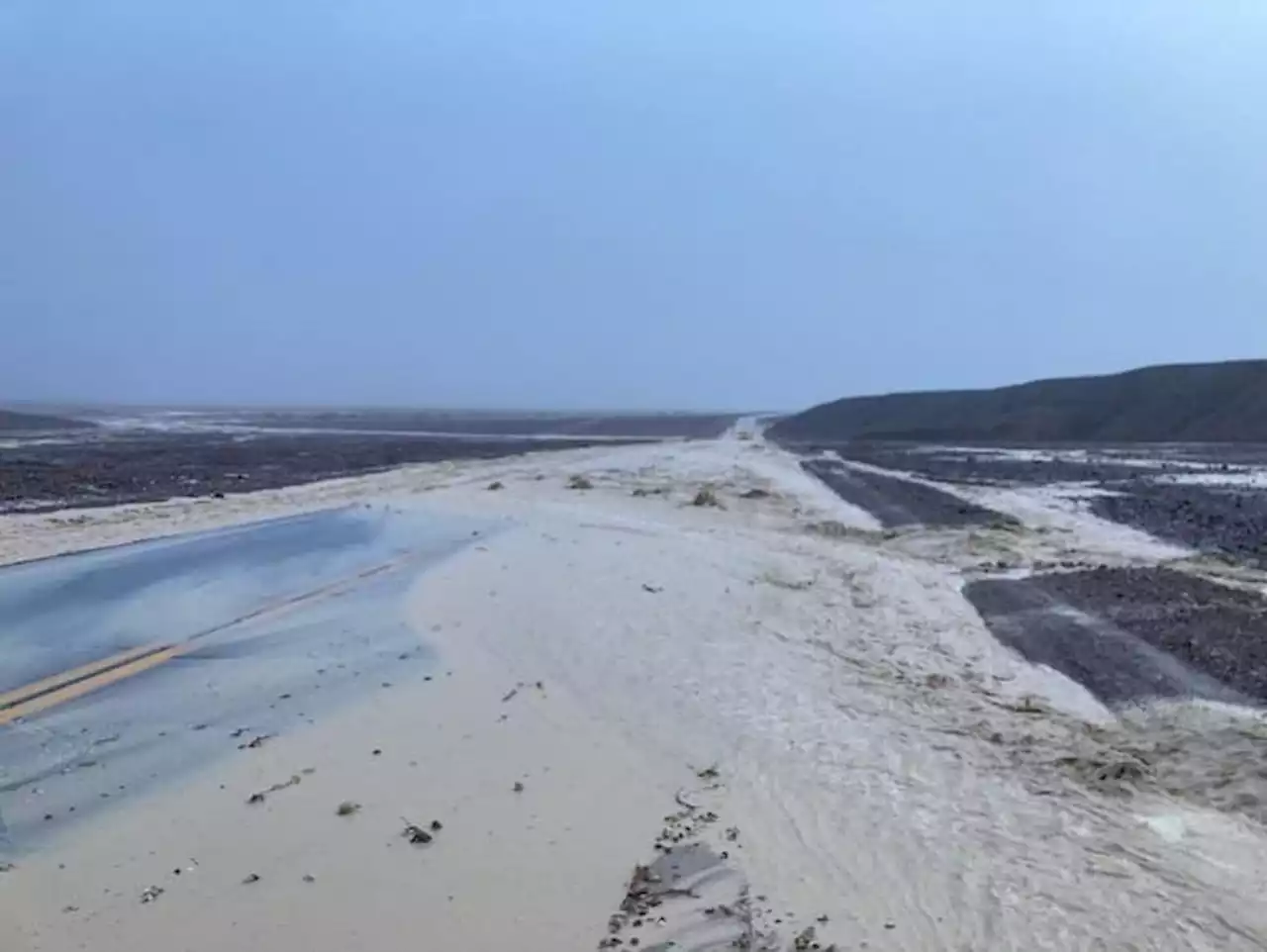 1,000 people stranded as flash floods close Death Valley