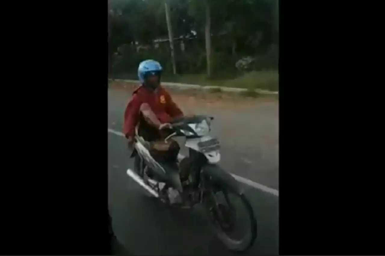 Ugal-ugalan di Jalur Pantura, Tukang Ojek Nyetir Motor Pakai Kaki Sambil Tiduran Ditangkap Polisi