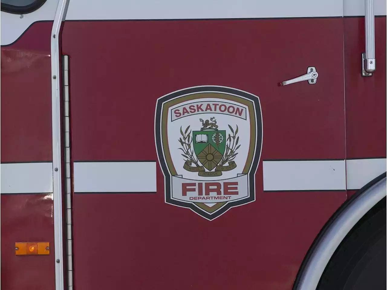 Dumpster fire damages Saskatoon garage