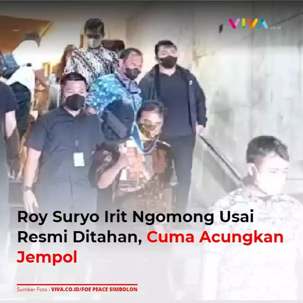 Roy Suryo Irit Ngomong Usai Resmi Ditahan, Cuma Acungkan Jempol | Halaman 2