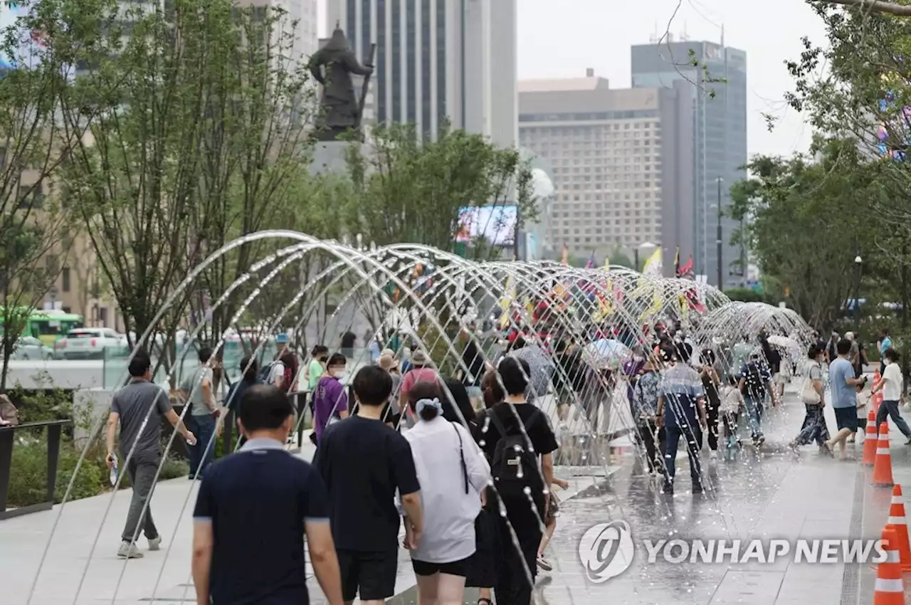 다시 열린 광화문광장 주말 나들이객 북적…'쉴곳 많아져 좋아' | 연합뉴스