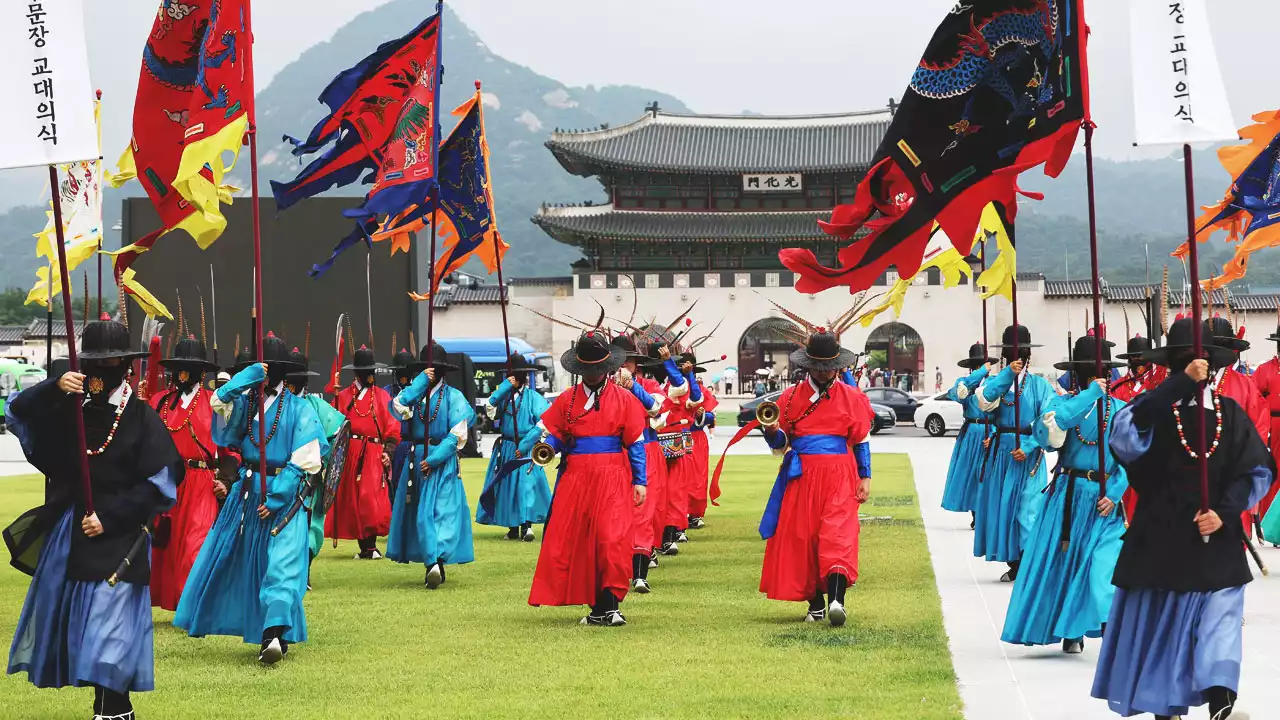 '도심 속 피서지' 광화문 광장 개장...집회·시위 논란도