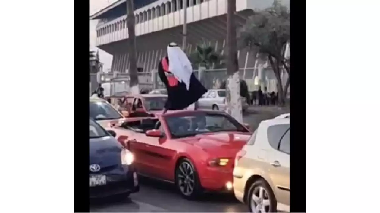 بالفيديو| يرمي النقود من سيارته في الأردن.. احتفالاً بانتهاء السنة الدراسية | صحيفة الخليج