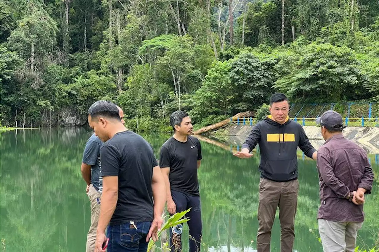 Bupati Kaimana memastikan air bersih segera mengalir ke rumah warga