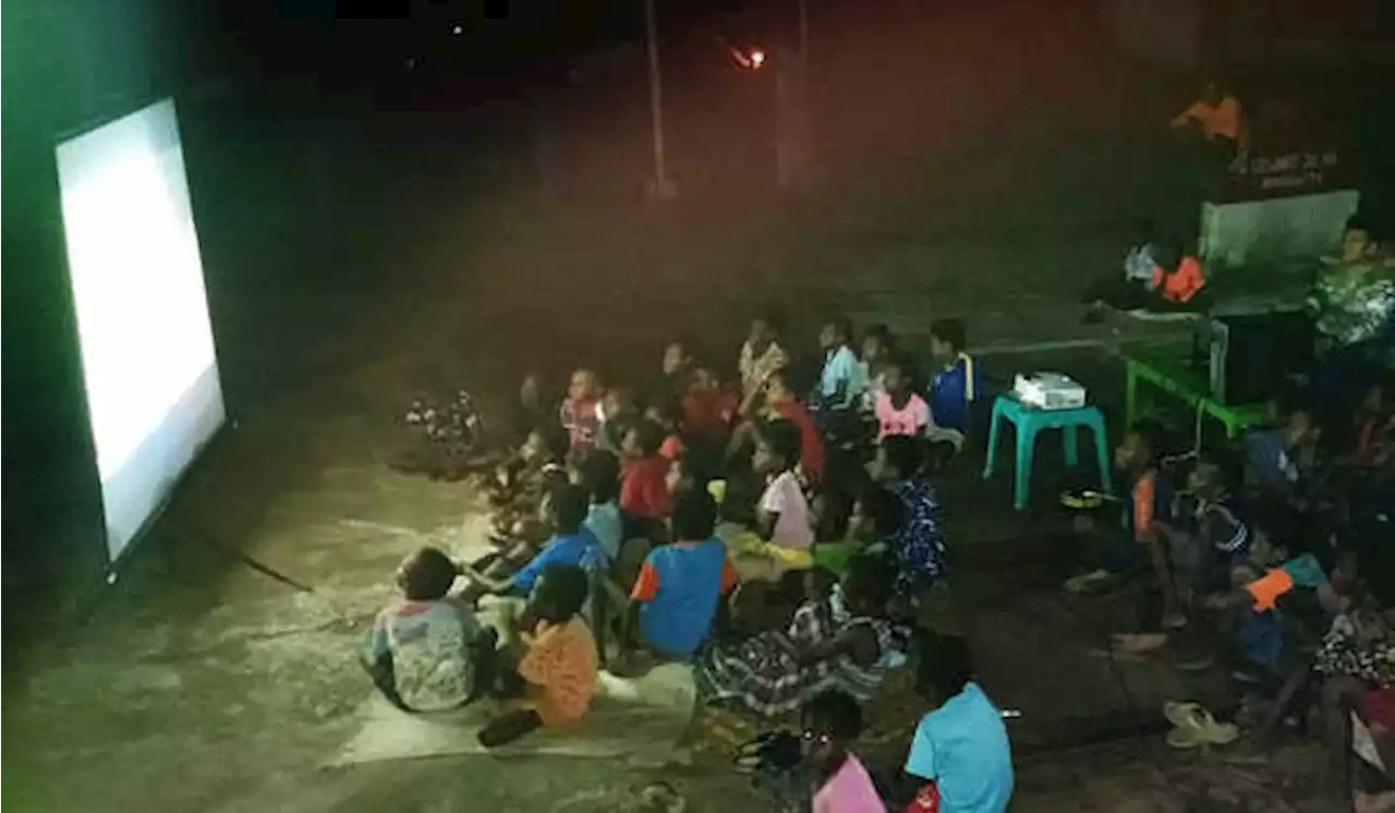 Prajurit Satgas TMMD Ke-114 Ajak Anak-anak Papua Nobar