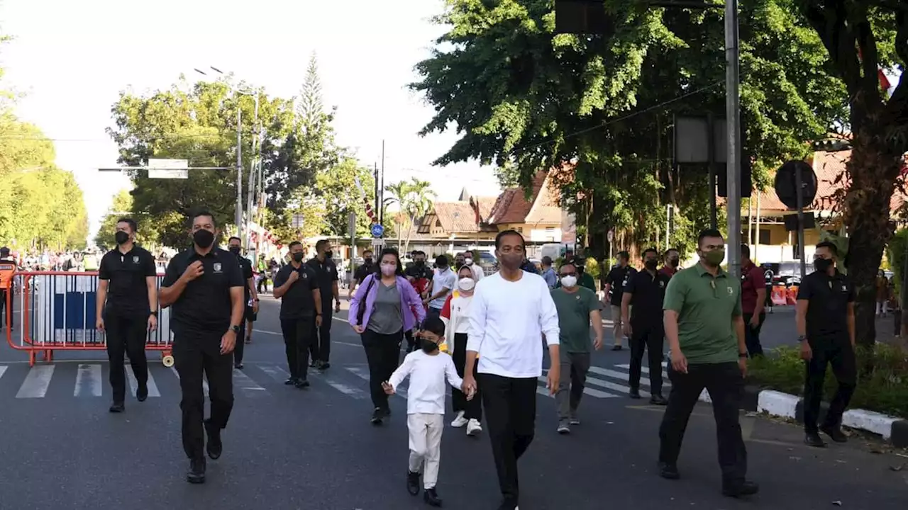 Momen Jokowi dan Jan Ethes Jalan Santai di CFD Surakarta