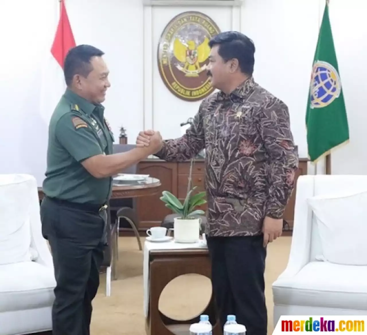 Foto : Eks Panglima TNI Tiba-Tiba Dikunjungi Junior Tentara Bintang Empat, Ada Apa? | merdeka.com