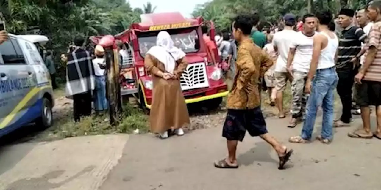 Kereta Api Tabrak Mobil & Odong-Odong, KAI: Tingkatkan Keamanan Perlintasan Sebidang | merdeka.com