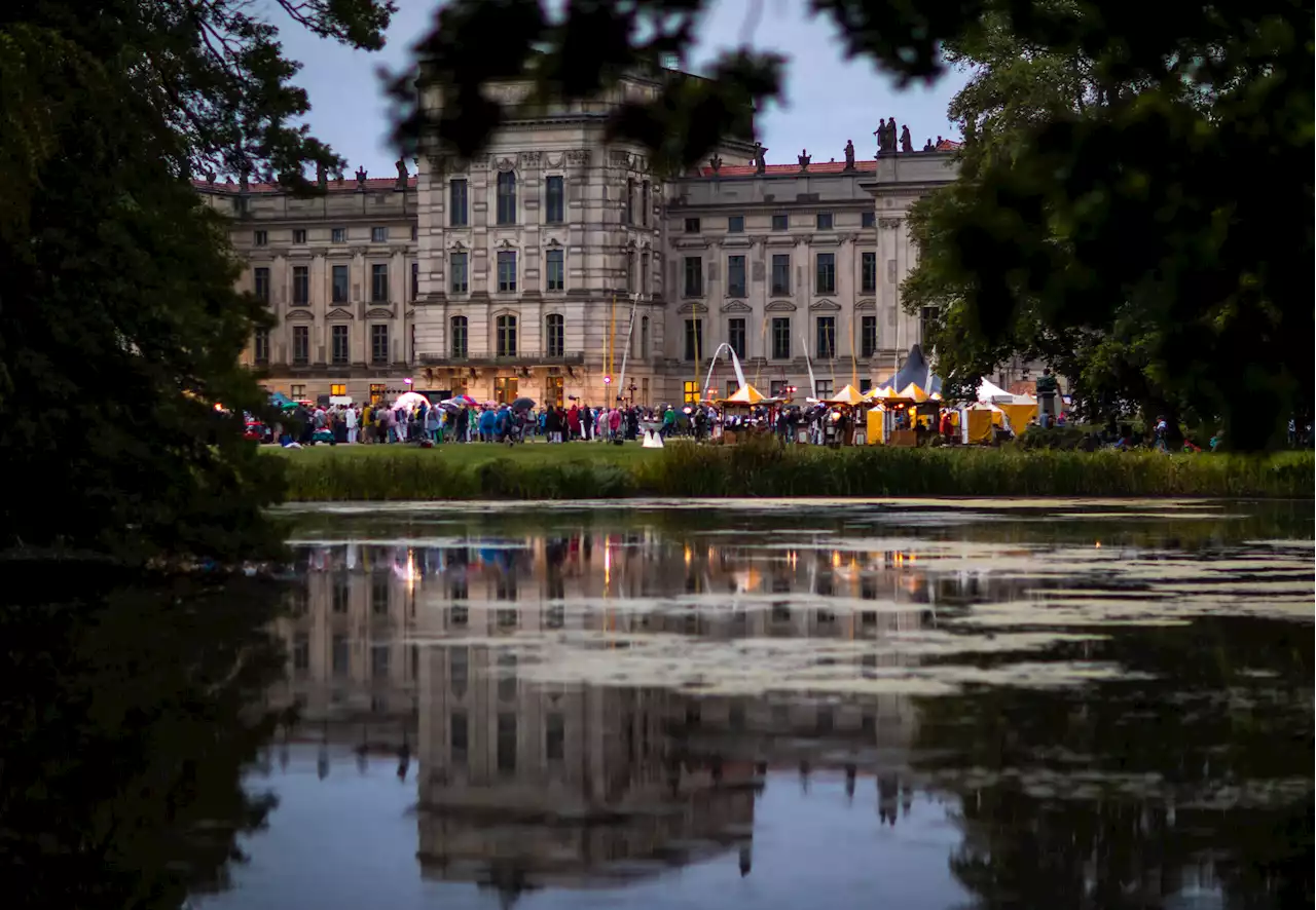 Kleines Fest im großen Park: Viele Besucher, aber Zoff ums Feuerwerk