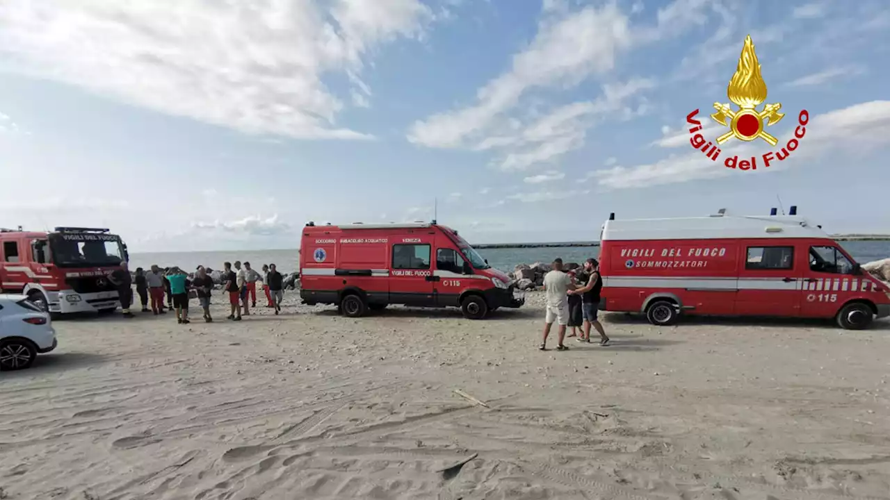 Scomparso in mare dopo un bagno di notte, giovane ritrovato vivo dopo nove ore