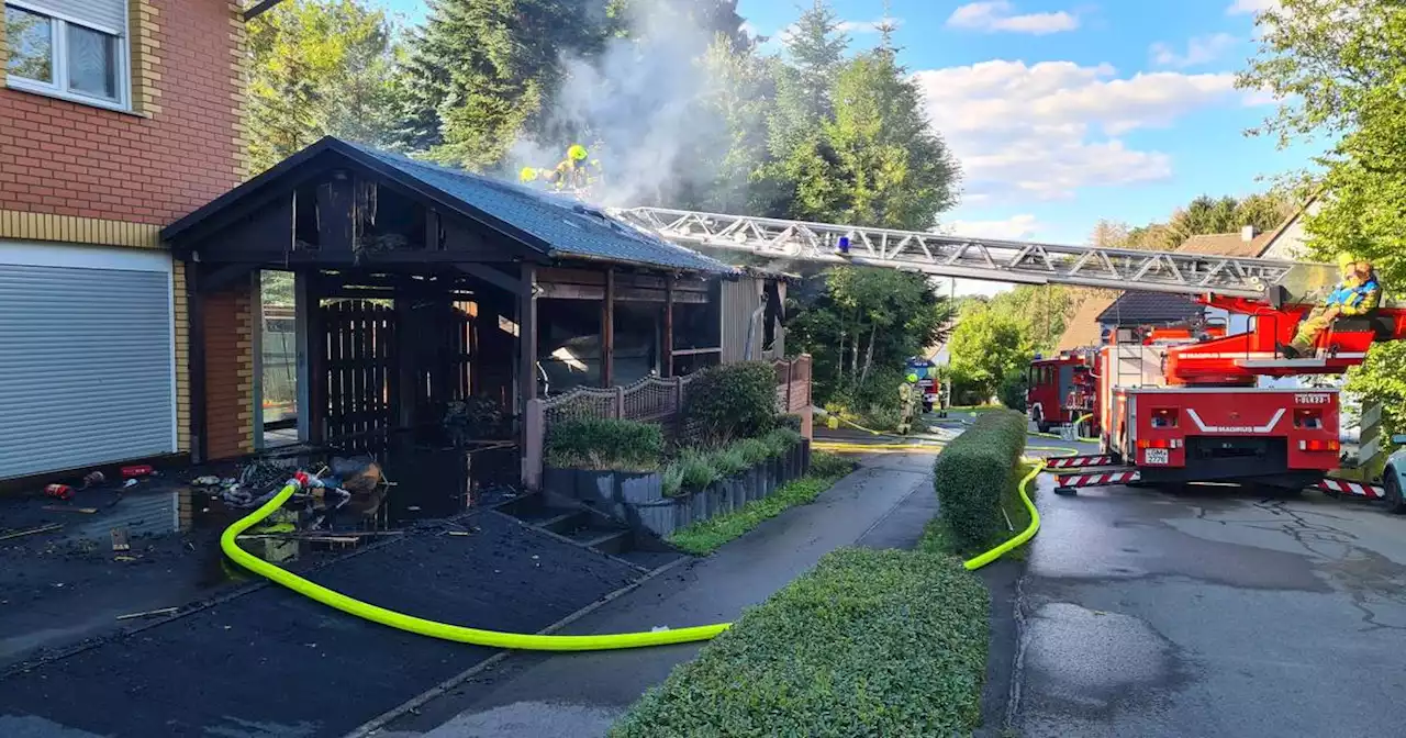 Brandursache unklar: Carport in Hückeswagen steht in Flammen – sieben Anwohner verletzt