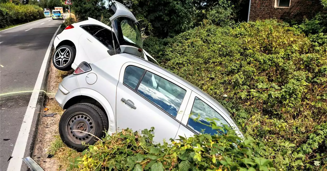 Unfall in Krefeld: Zwei Autos stecken nach Wendemanöver im Graben fest