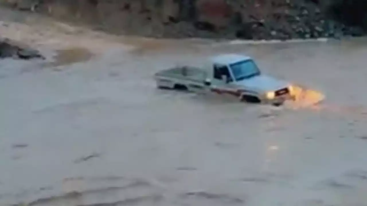 بالفيديو.. غرق مركبة في السيول بعد تهور قائدها في جازان\n