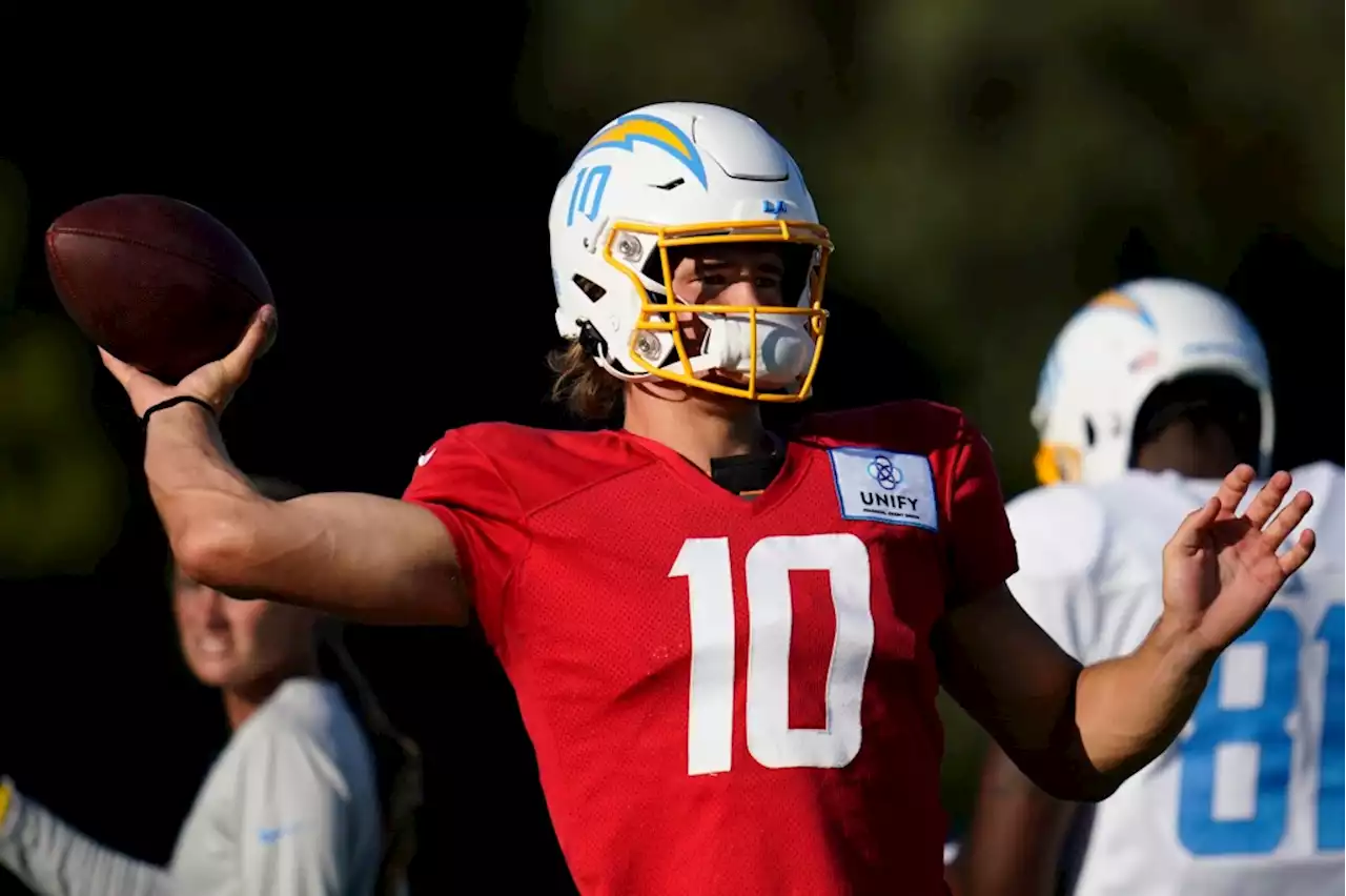 Justin Herbert’s passing, DeAndre Carter’s receiving highlight Chargers scrimmage