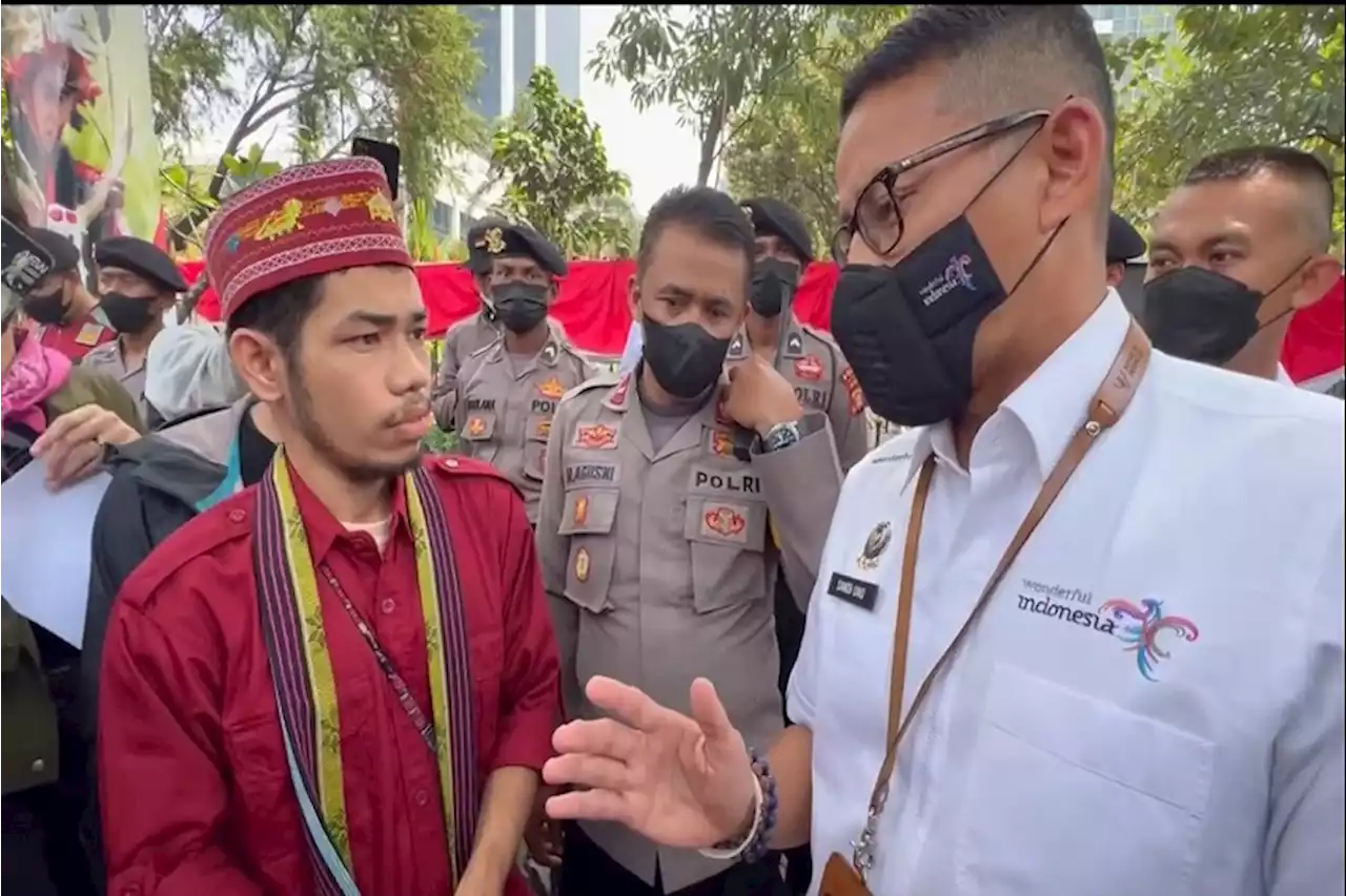 Didemo soal Kenaikan Tiket Pulau Komodo, Sandiaga Uno Ajak Anak-Anak Muda Labuan Bajo Ngopi Bareng