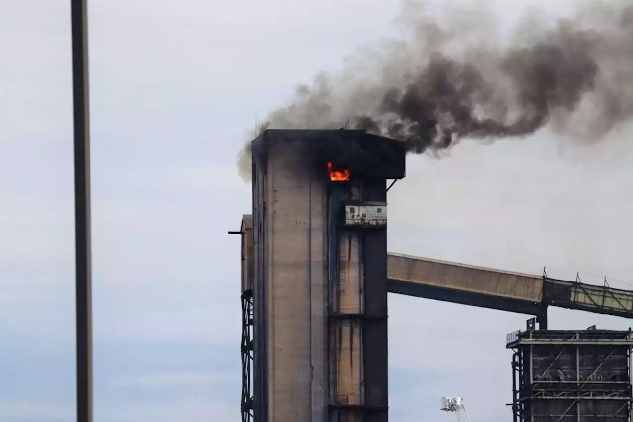 Plumes of black smoke at Algoma Steel (update, 6 photos)