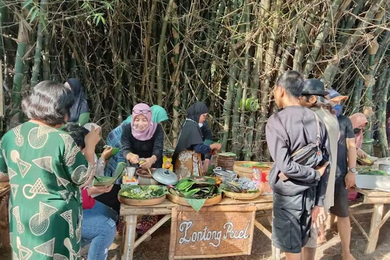 Pasar Barongan guna buluh ganti duit