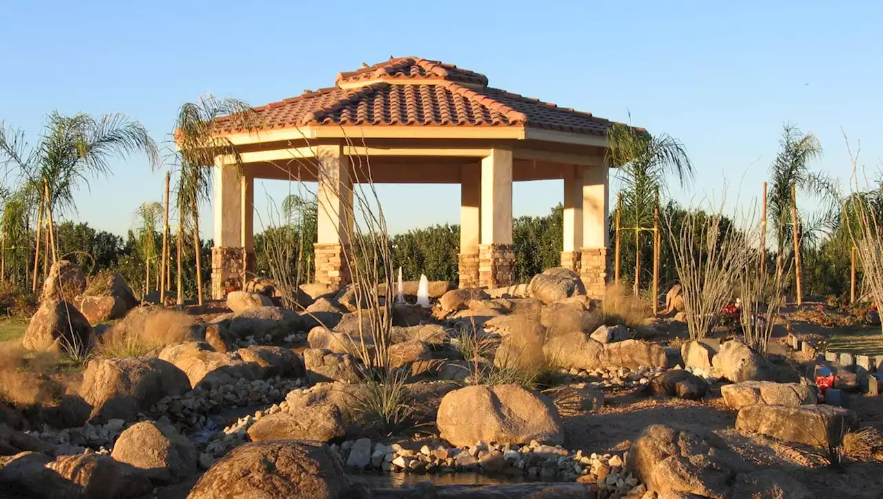 Who's buried in Chandler cemeteries?