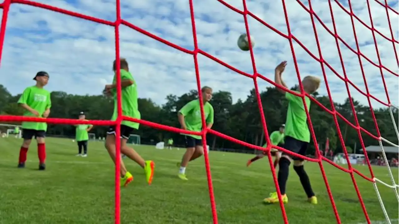 Lausitzer Kinder kicken drei Tage lang mit Fußballprofis