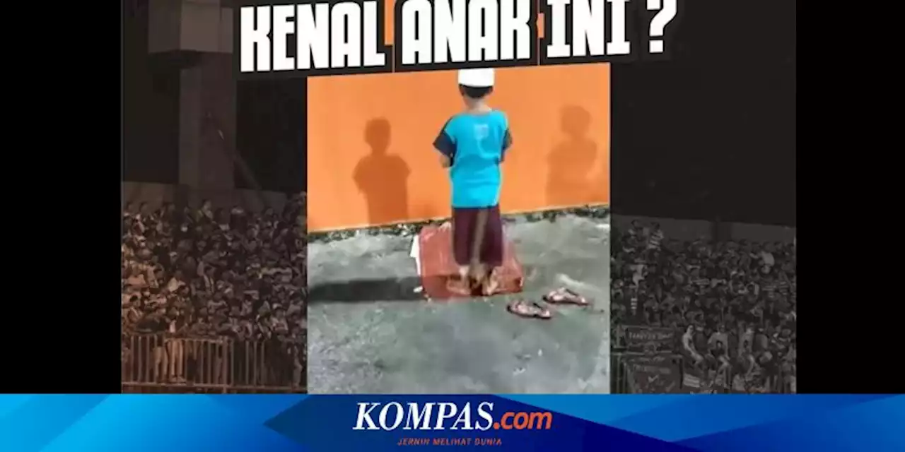 Seorang Bocah Salat di Tribune, Madura United: Adakah yang Kenal Anak Ini?