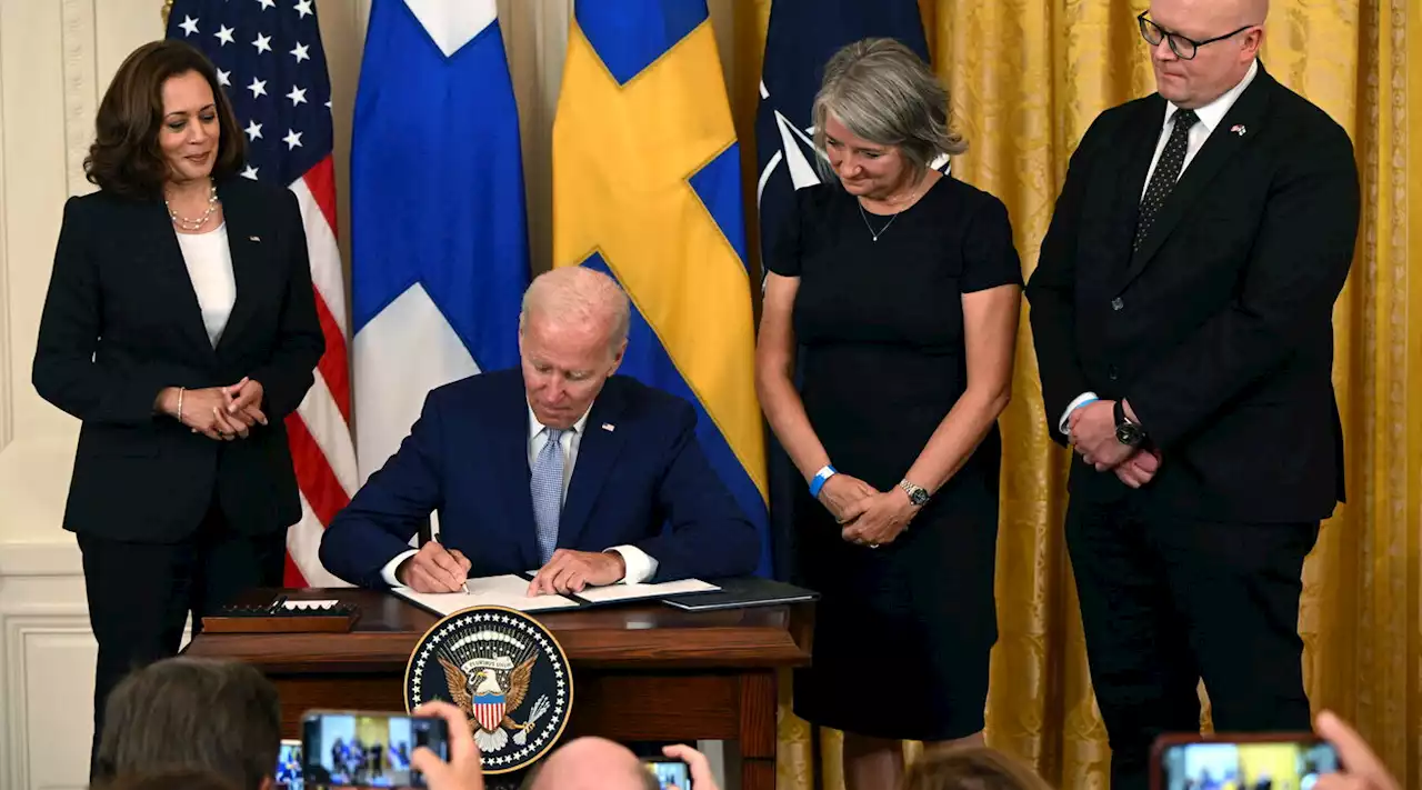 Nato, Biden firma adesione di Svezia-Finlandia: 'Alleanza più forte che mai'