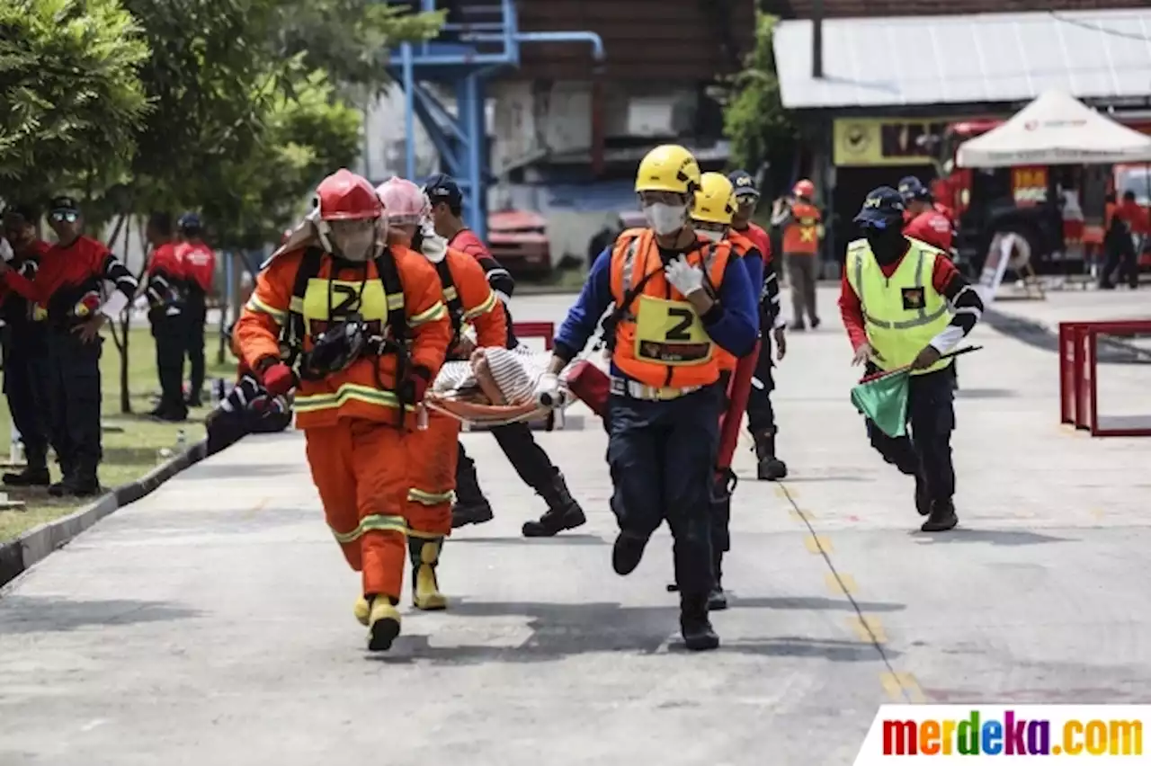 Foto : Aksi Damkar Beradu Ketangkasan di Jakarta Fire Safety Challenge | merdeka.com