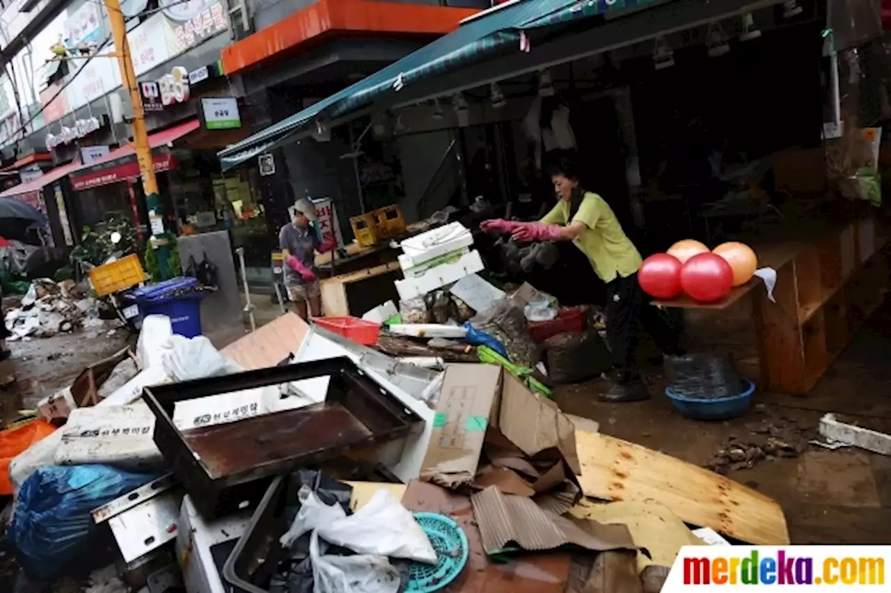 Foto : Kesibukan Warga Seoul Bersih-Bersih Sisa Banjir | merdeka.com