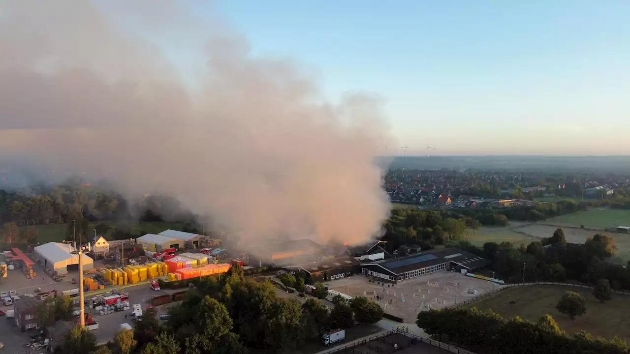 Im Norden: Lagerhalle brennt lichterloh – Schaden geht in die Millionen