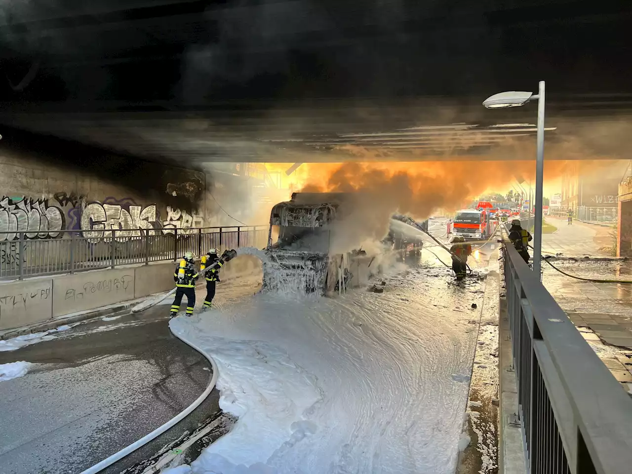 Lkw-Brand unter Brücke in Hamburg: S-Bahn-Linien fahren eingeschränkt