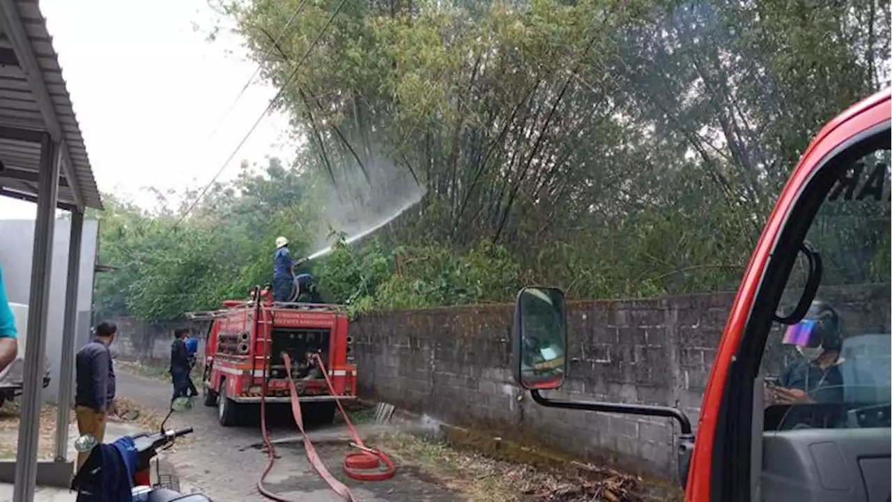 Bakar Daun Siang-Siang, Warga Perumahan di Jaten Karanganyar Waswas