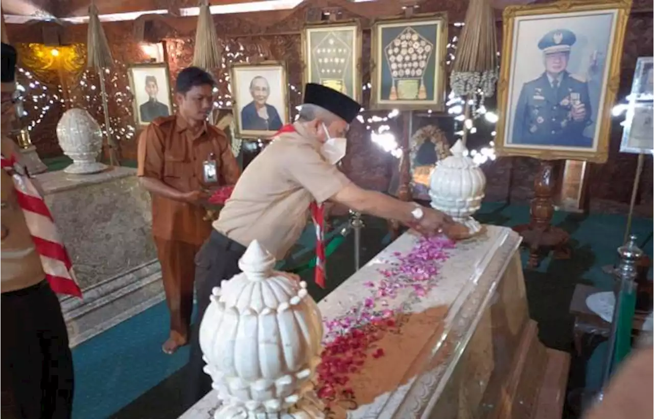 Pramuka Kwarda Jateng dan Kwarcab Karanganyar Ziarah ke Makam Soeharto