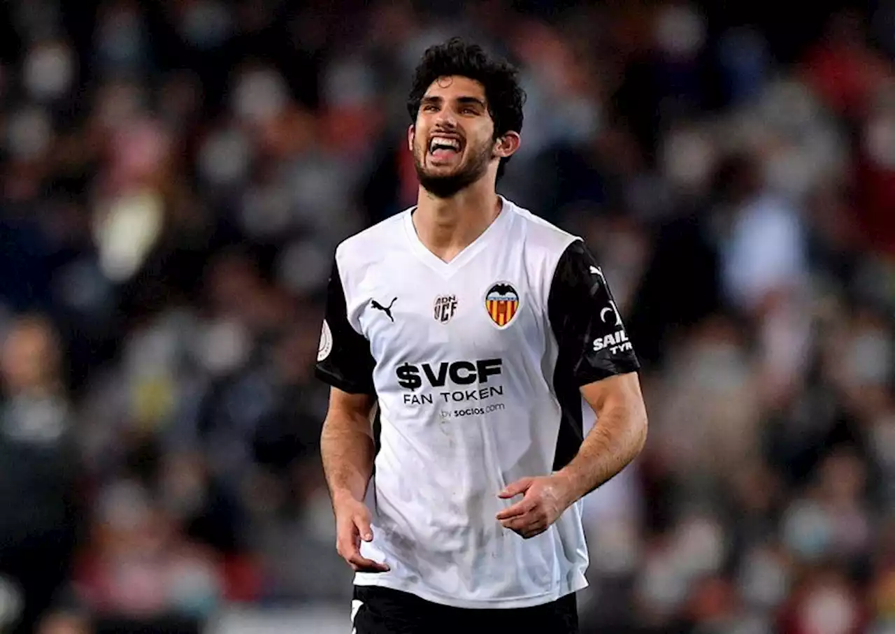 Soccer-Portugal's Guedes joins Wolves from Valencia