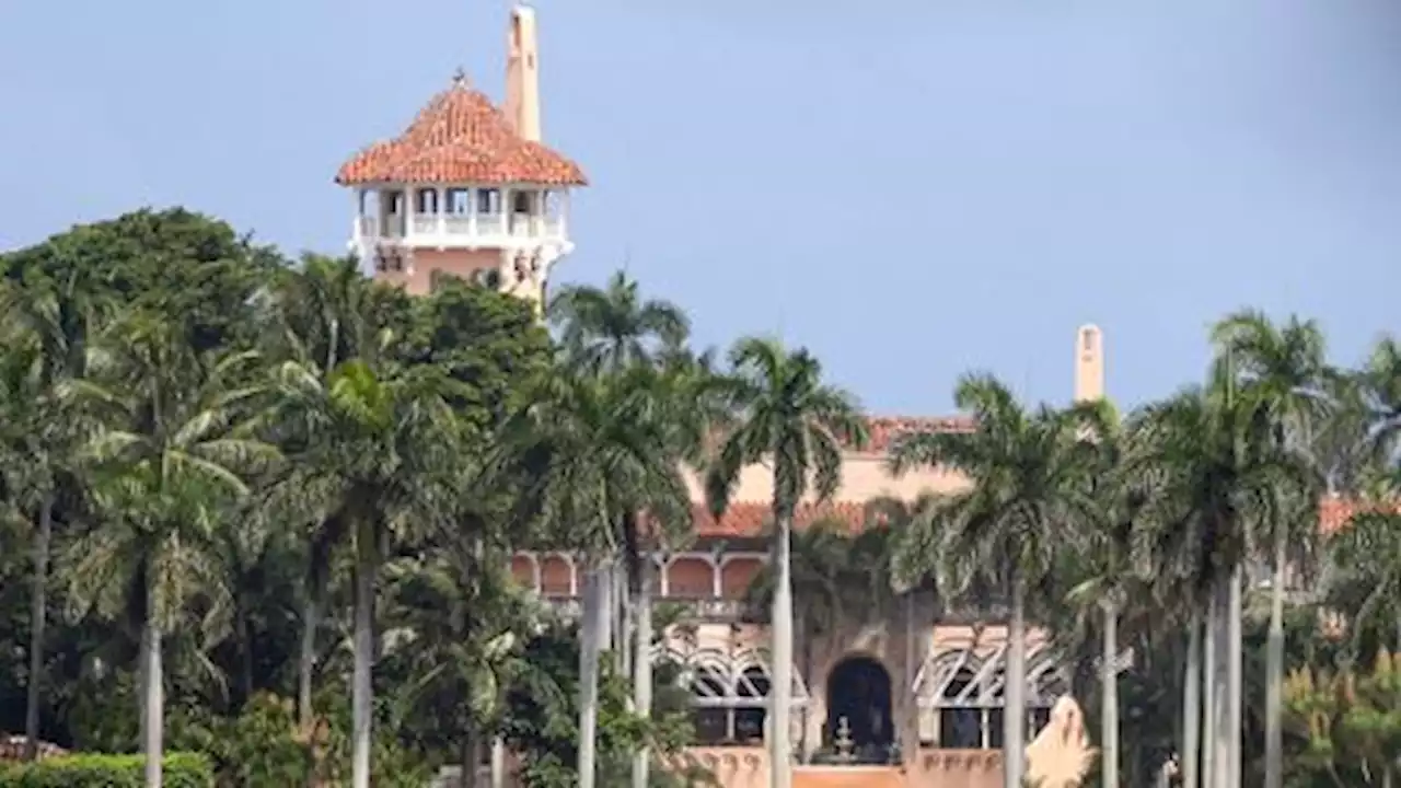 FBI 'raids' former US president Trump's house