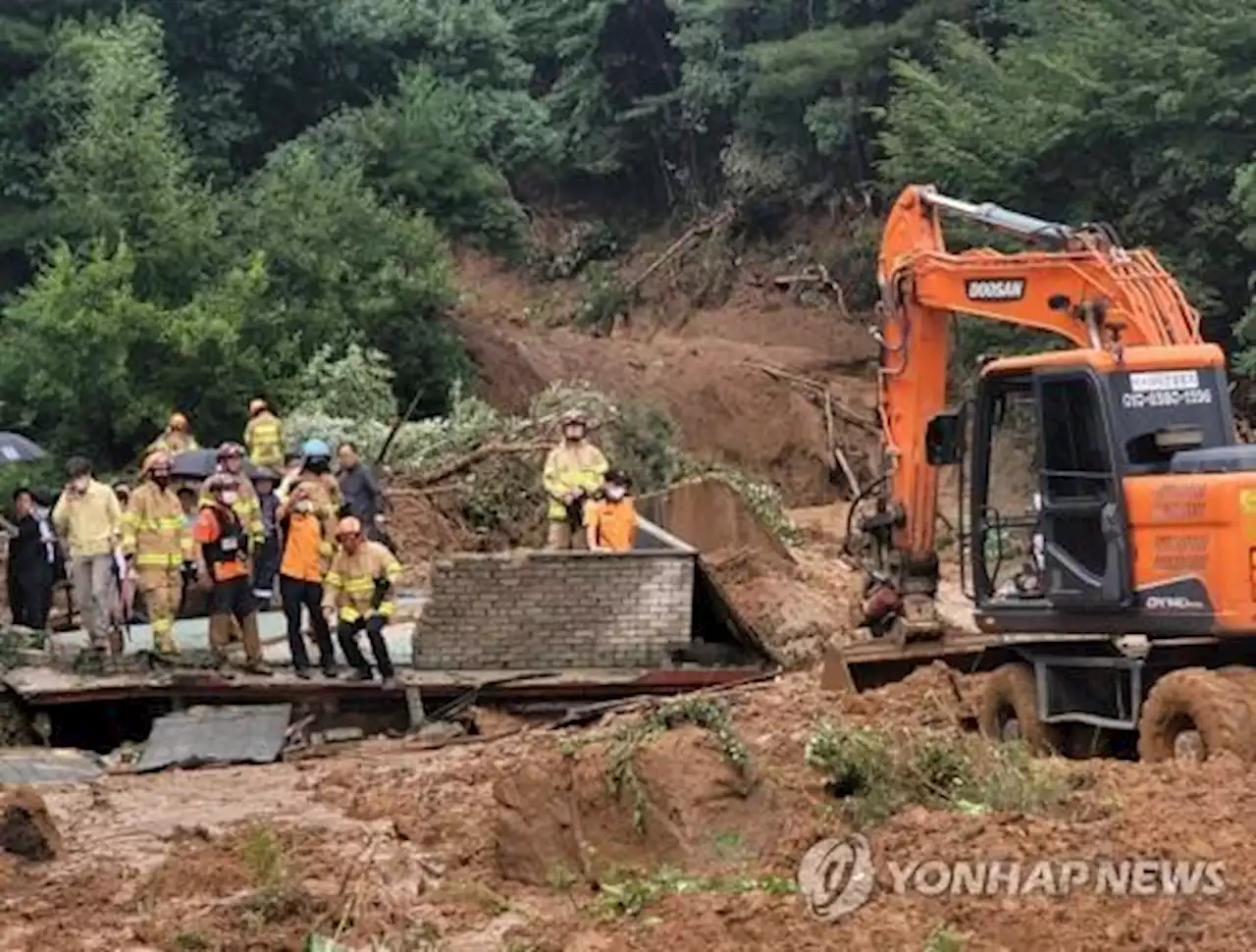 [중부 집중호우] 이틀째 '물폭탄'…복구는 늦고 피해는 속출(종합) | 연합뉴스